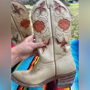 Vintage western boots with a unique inlay!! Made in Texas, USA. Size 5.5.